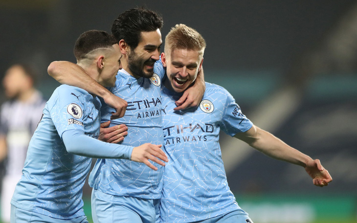 Man City lên đầu bảng Premier League