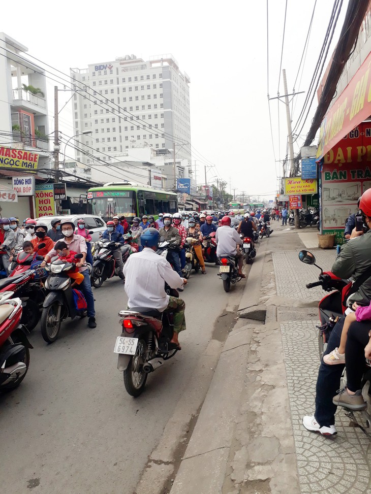 Ai cũng vội, đừng hành nhau! - Ảnh 1.