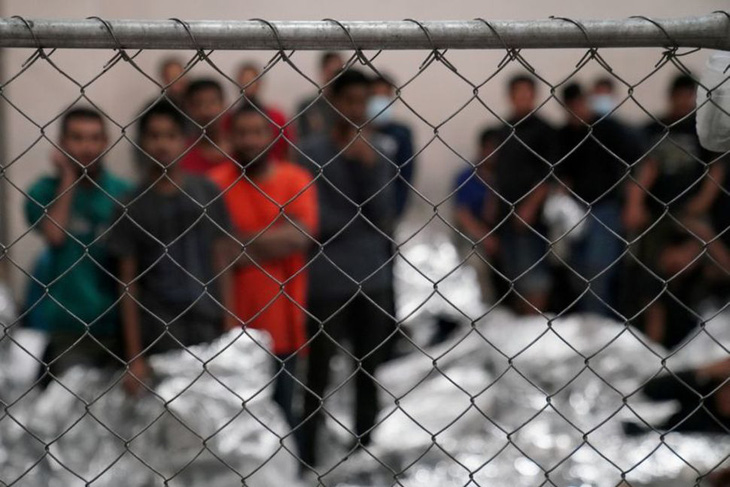 Thẩm phán liên bang chặn kế hoạch hoãn trục xuất người nhập cư trái phép của ông Biden - Ảnh 1.