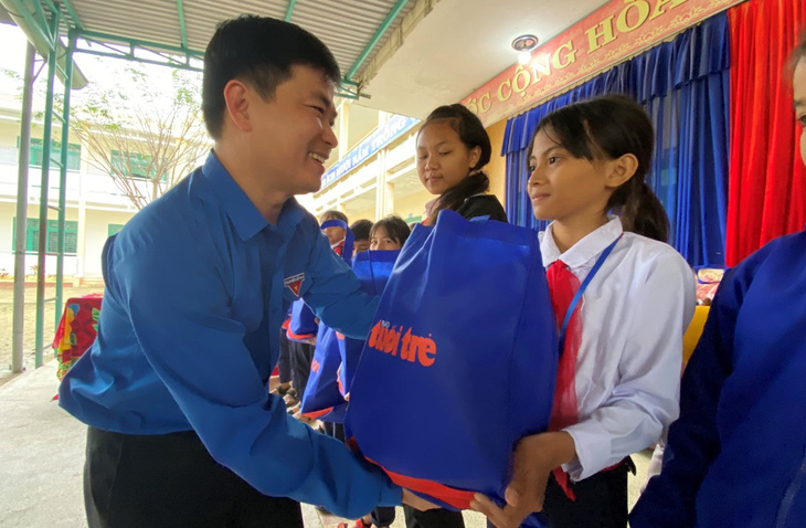 Tết sẻ chia với học sinh, sinh viên vùng bão lũ Quảng Nam - Ảnh 1.