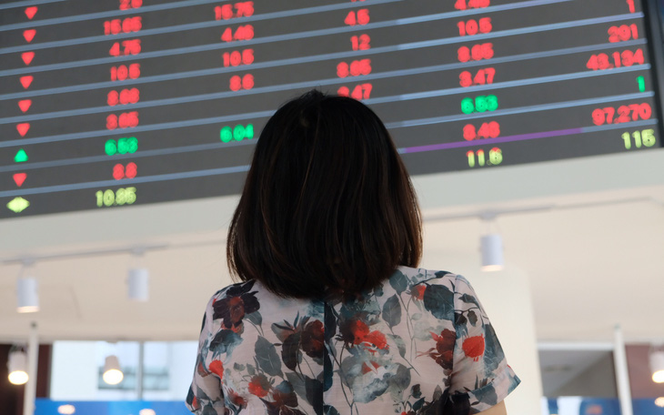 Bán tháo cổ phiếu sau  tin COVID-19, chứng khoán Việt giảm mạnh nhất thế giới