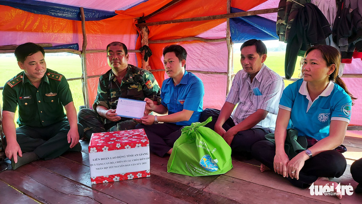Thăm và tặng quà cho 177 chốt phòng chống dịch ở An Giang - Ảnh 3.