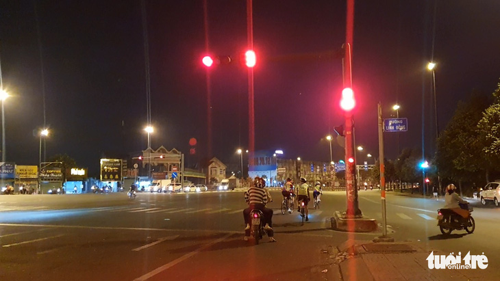Người đi xe đạp vô tư chạy vào làn ôtô, vượt đèn đỏ trên đường Phạm Văn Đồng - Ảnh 2.