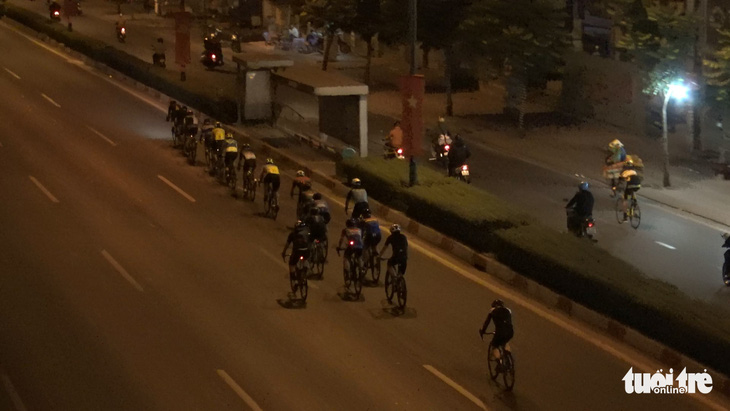 Người đi xe đạp vô tư chạy vào làn ôtô, vượt đèn đỏ trên đường Phạm Văn Đồng - Ảnh 3.