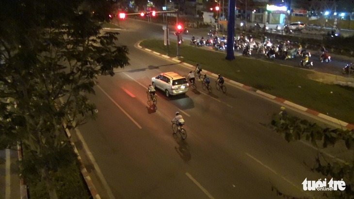 Người đi xe đạp vô tư chạy vào làn ôtô, vượt đèn đỏ trên đường Phạm Văn Đồng - Ảnh 4.
