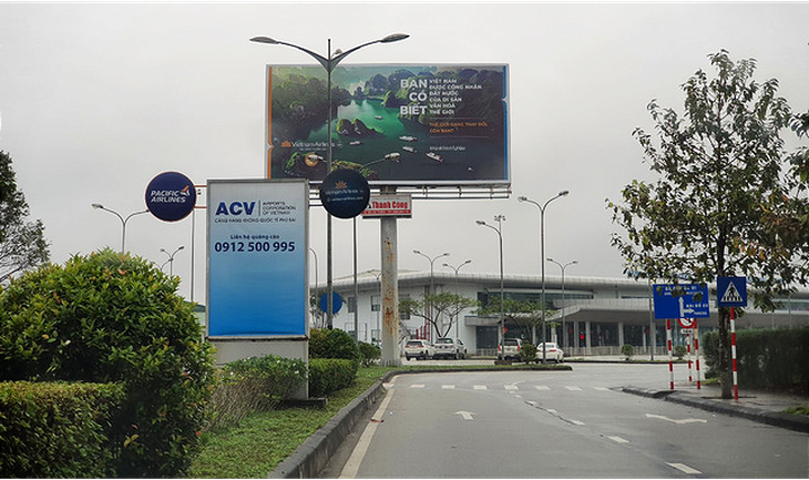 Sân bay Phú Bài dừng bán vé xe máy vào cổng sân bay - Ảnh 1.