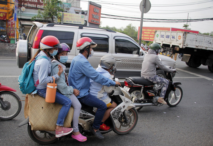 Từ 16h chiều 3-1, cửa ngõ miền Tây của Sài Gòn đông dần, trái cây, gà qué đu xe - Ảnh 4.