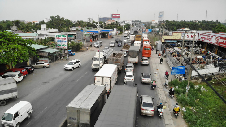 Đường miền Tây về Sài Gòn đã chật, xe đò, xe buýt còn đua nhau bít làn xe máy - Ảnh 3.