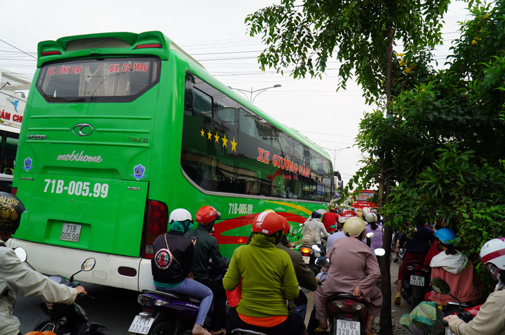 Đường miền Tây về Sài Gòn đã chật, xe đò, xe buýt còn đua nhau bít làn xe máy - Ảnh 1.