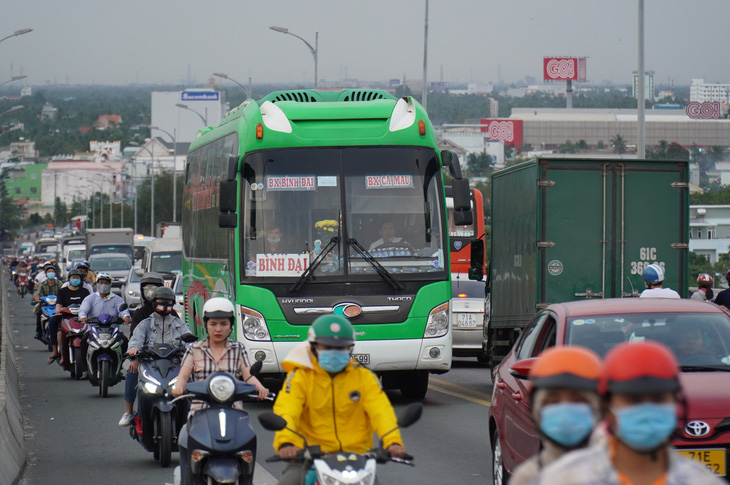 Đường miền Tây về Sài Gòn đã chật, xe đò, xe buýt còn đua nhau bít làn xe máy - Ảnh 7.