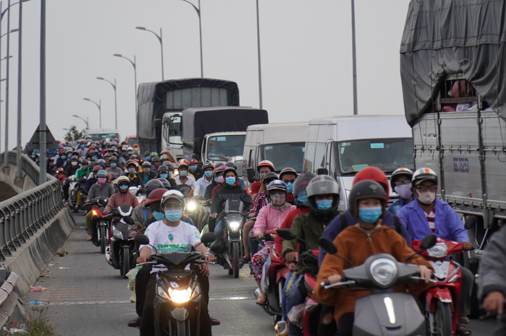 Đường miền Tây về Sài Gòn đã chật, xe đò, xe buýt còn đua nhau bít làn xe máy - Ảnh 8.
