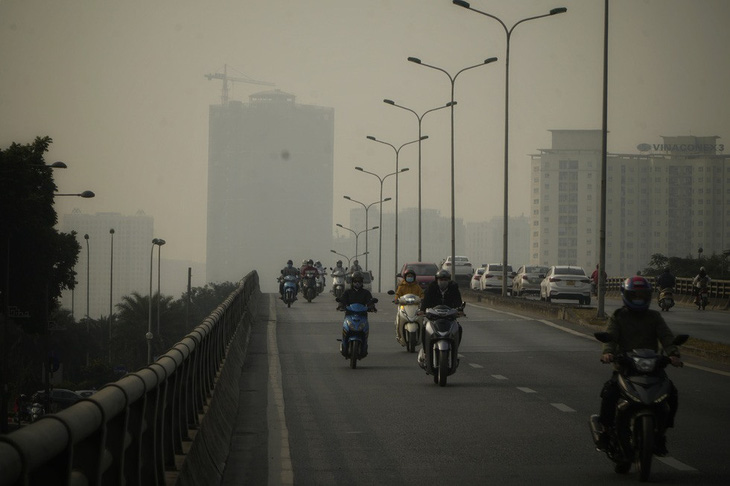 Sương mù dày, không khí tại Hà Nội lại ô nhiễm - Ảnh 1.