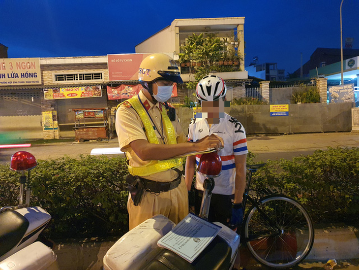 Rạng sáng 30-1, vác xe đạp chạy khi bị CSGT kiểm tra đi làn ôtô trên đại lộ Phạm Văn Đồng - Ảnh 5.