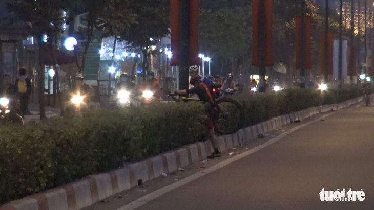 Rạng sáng 30-1, vác xe đạp chạy khi bị CSGT kiểm tra đi làn ôtô trên đại lộ Phạm Văn Đồng - Ảnh 4.