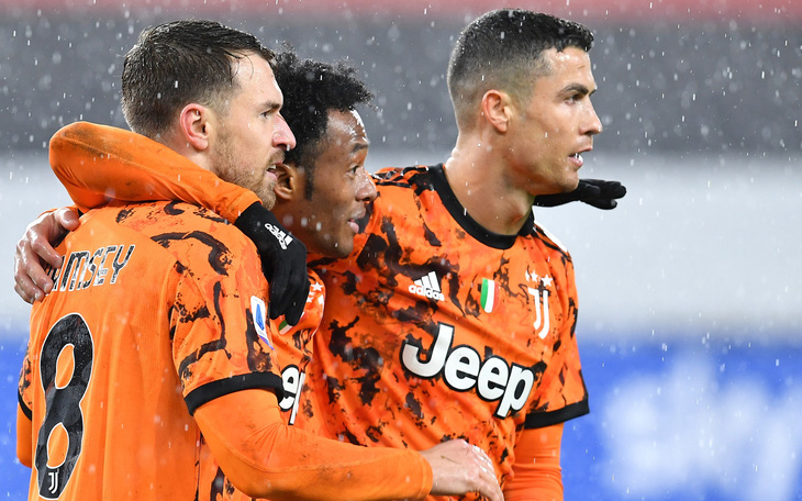 Ronaldo hai lần mở bóng tinh tế giúp Juventus đánh bại Sampdoria