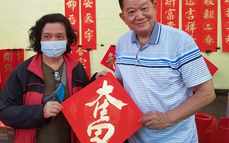 Thư pháp gia người Hoa cho chữ năm mới cầu mong dịch bệnh tiêu trừ