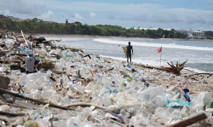 Gần trăm tấn rác thải nhựa ngập ngụa thiên đường du lịch biển Bali - Ảnh 1.