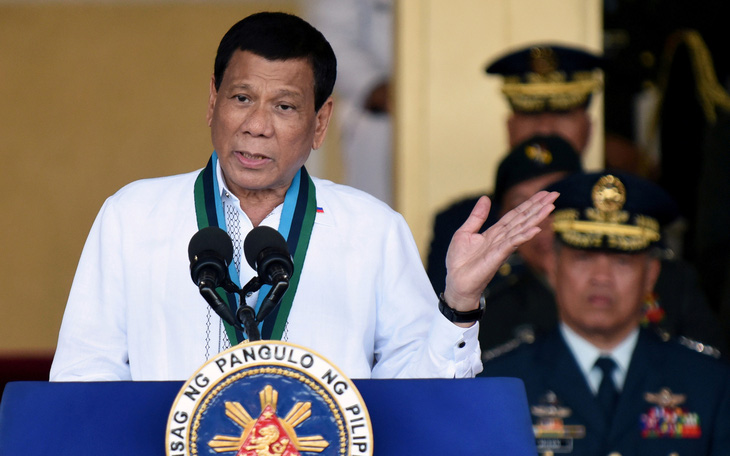 Ông Duterte khen nhóm an ninh tự tiêm vắc xin COVID-19 chưa qua phê duyệt