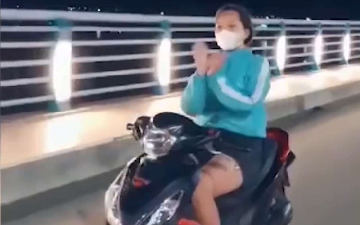Phạt cô gái múa quạt, thả tim khi chạy xe máy trên cầu Thạch Bích