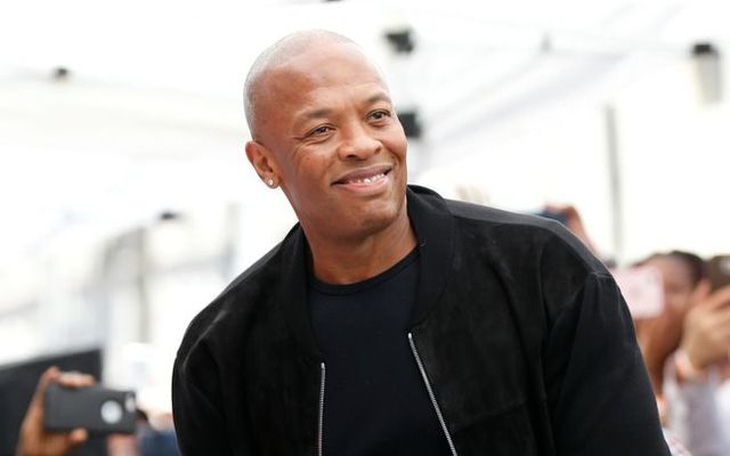 Rapper nổi tiếng Dr. Dre trấn an khán giả sau khi nhập viện vì phình động mạch não