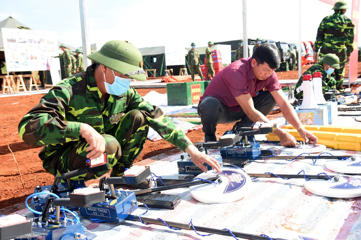 một đơn vị công binh đang kiểm tra các thiết bị rà phá bom mìn ở khu vực dự án 1(read-only)