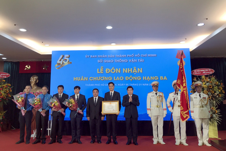 Sở Giao thông vận tải TP.HCM đón nhận Huân chương Lao động hạng 3 - Ảnh 1.
