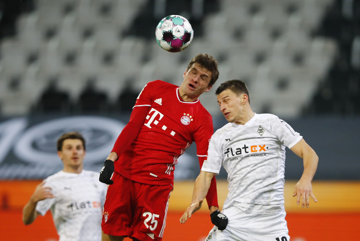Bayern thua ngược Monchengladbach dù dẫn trước 2 bàn - Ảnh 2.