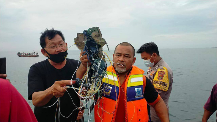 NÓNG: Indonesia xác nhận máy bay chở 62 người gặp nạn, mất liên lạc - Ảnh 1.