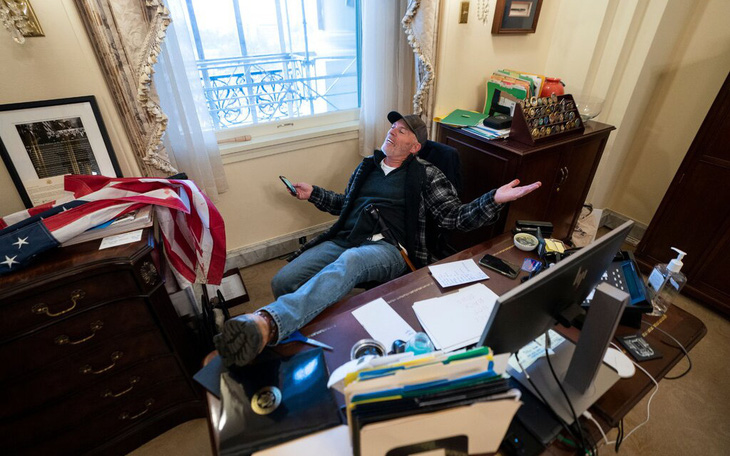 Người biểu tình Mỹ lấy một chiếc laptop trong phòng bà chủ tịch Hạ viện Pelosi