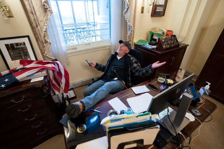 Người biểu tình Mỹ lấy một chiếc laptop trong phòng bà chủ tịch Hạ viện Pelosi - Ảnh 1.