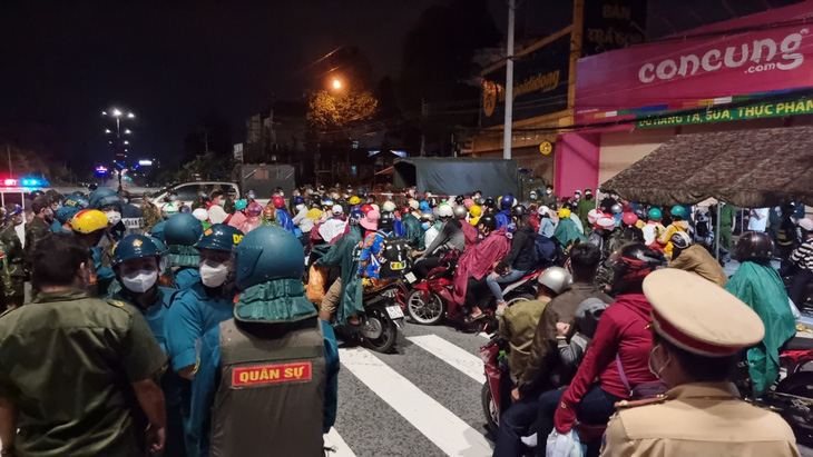 Bình Dương: Hàng ngàn người đi xe máy về quê ùn ứ các chốt chặn - Ảnh 1.
