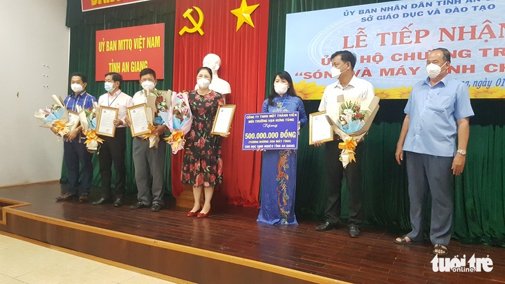 5 doanh nghiệp tặng 1.260 máy tính cho học sinh An Giang - Ảnh 1.