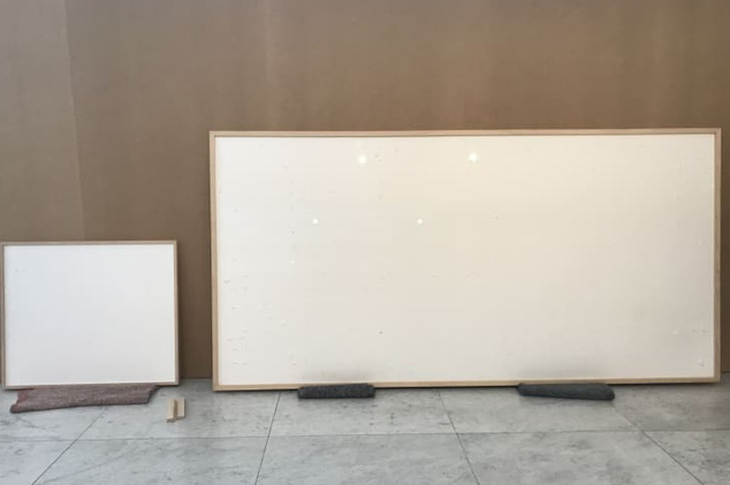 Bức tranh giá 84.000 USD ở bảo tàng là khung tranh trắng với dòng chữ: Ôm tiền và biến - Ảnh 1.