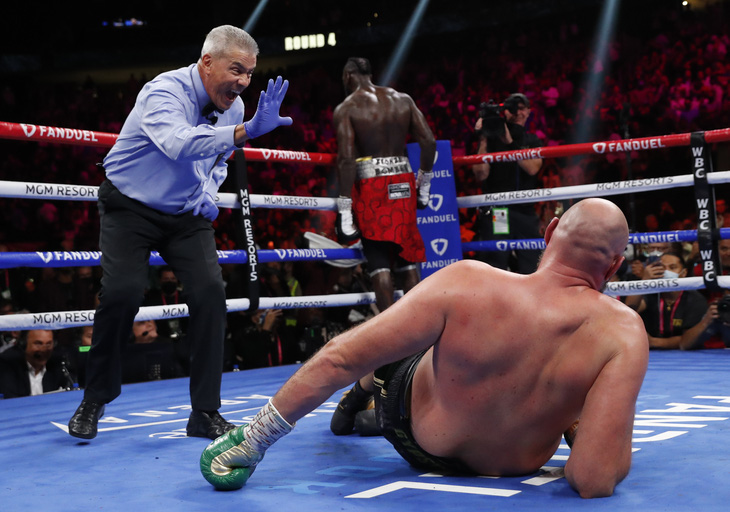 Lần thứ hai knock-out Wilder, Tyson Fury bảo vệ thành công đai WBC hạng nặng - Ảnh 2.