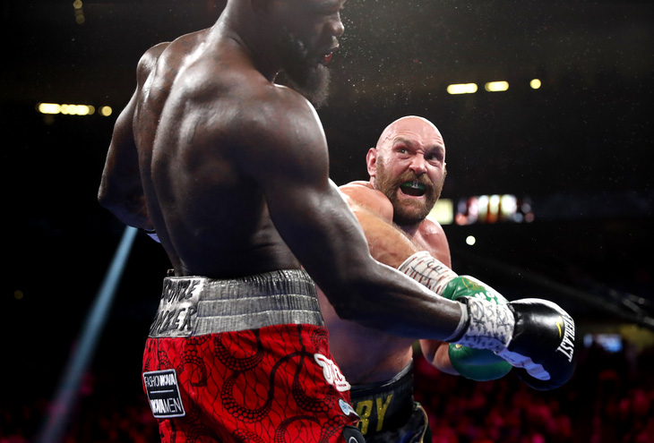 Lần thứ hai knock-out Wilder, Tyson Fury bảo vệ thành công đai WBC hạng nặng - Ảnh 1.