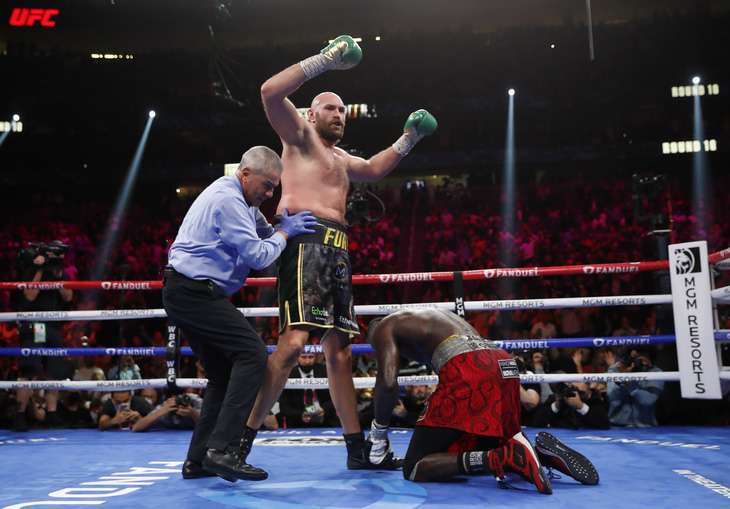 Lần thứ hai knock-out Wilder, Tyson Fury bảo vệ thành công đai WBC hạng nặng - Ảnh 3.