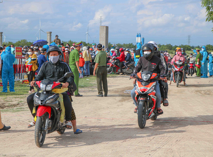 Ninh Thuận lập biên bản 1.362 trường hợp về quê, tạm giữ 679 xe máy - Ảnh 1.
