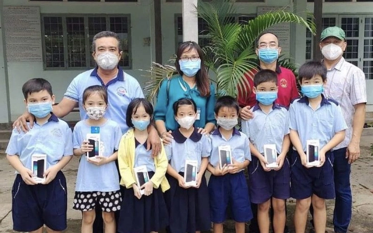 Thầy hiệu trưởng bao đồng - Ảnh 1.