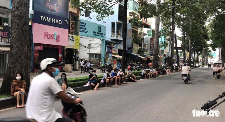 Cháy căn phòng ở KTX Đại học Kinh tế TP.HCM, nhiều sinh viên tháo chạy - Ảnh 1.