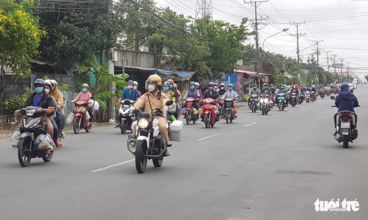 Chăm lo cho người về quê - Ảnh 1.