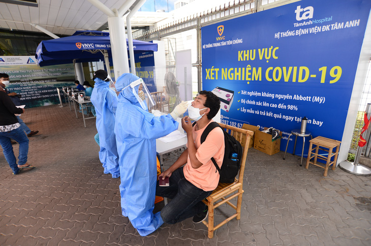Bệnh nhân nhiễm Omicron đầu tiên tại Việt Nam ra viện - Ảnh 1.