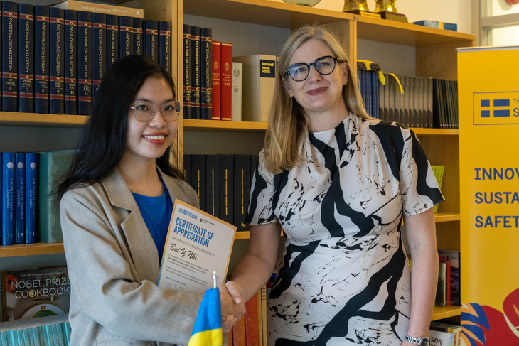 Đại sứ Thụy Điển cùng bạn trẻ Việt kêu gọi trao quyền cho trẻ em gái - Ảnh 1.