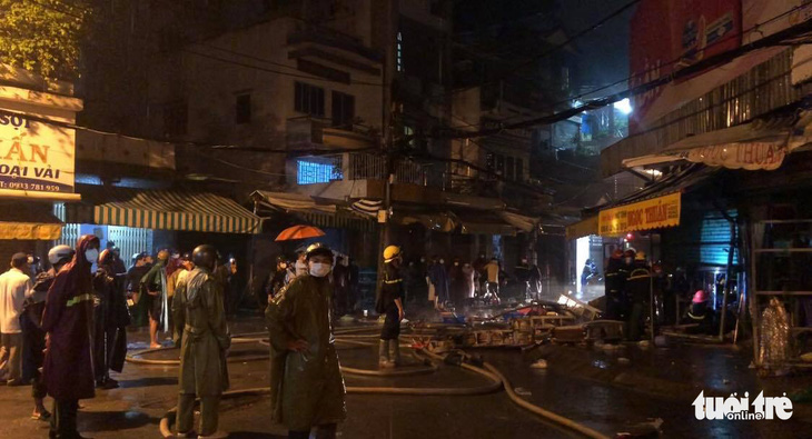 Cháy kiôt vải trong chợ Nhị Thiên Đường, nhiều tài sản bị thiêu rụi trong đêm - Ảnh 2.