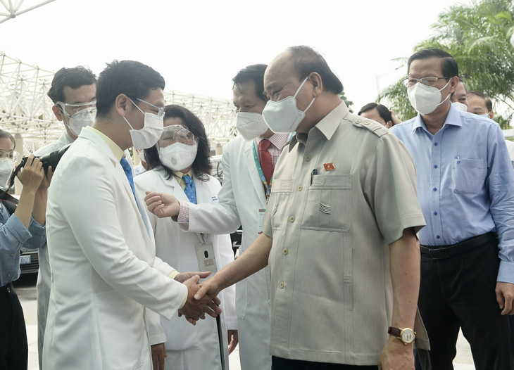 Chủ tịch nước Nguyễn Xuân Phúc thăm Bệnh viện Nhi đồng TP.HCM - Ảnh 1.
