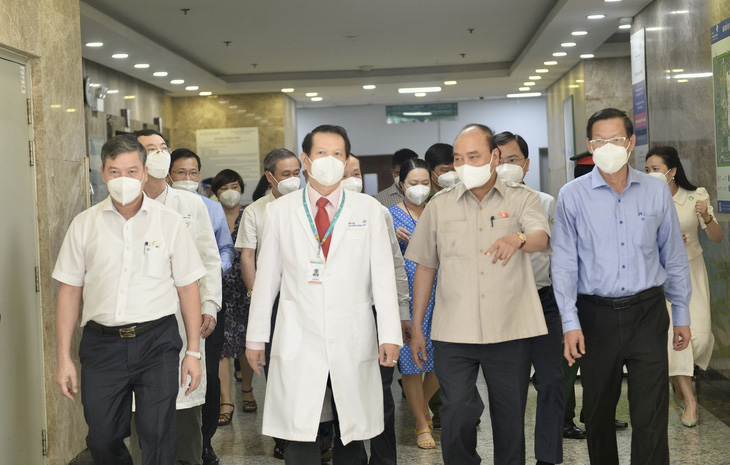 Chủ tịch nước Nguyễn Xuân Phúc thăm Bệnh viện Nhi đồng TP.HCM - Ảnh 2.