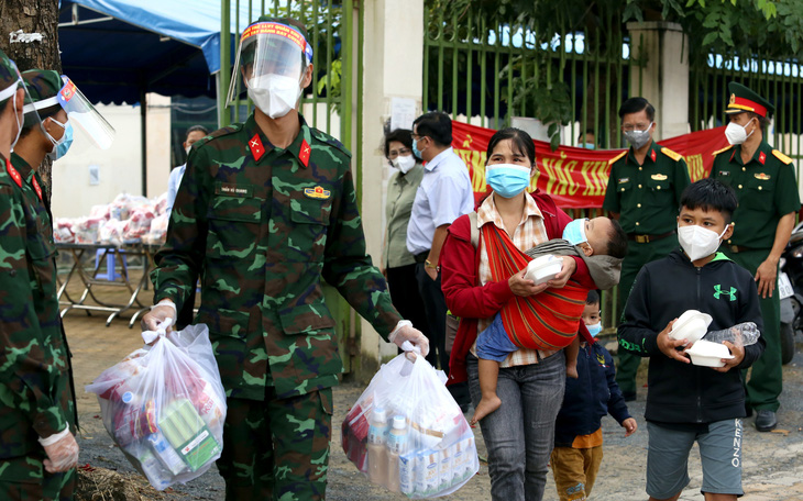 Gần trăm người đi bộ từ Long An về Tây Nguyên, tới Nhà Bè được bộ đội đưa về quê