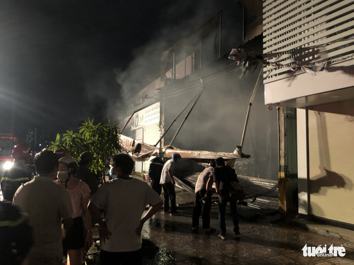 Garage ôtô ở quận 7 bốc cháy dữ dội, thiêu rụi 4 xe bên trong - Ảnh 3.
