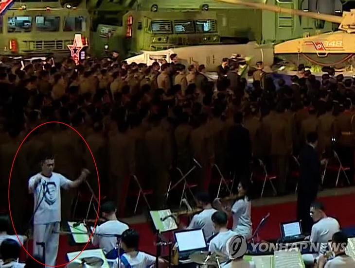 Áo phông in hình ông Kim Jong Un gây chú ý tại Triều Tiên - Ảnh 1.