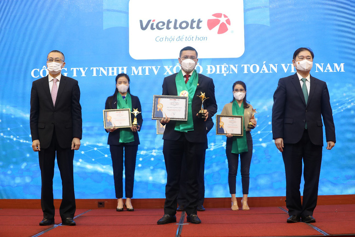 Vietlott được vinh danh Top 10 thương hiệu mạnh ngành Dịch vụ số Việt Nam 2021 - Ảnh 1.