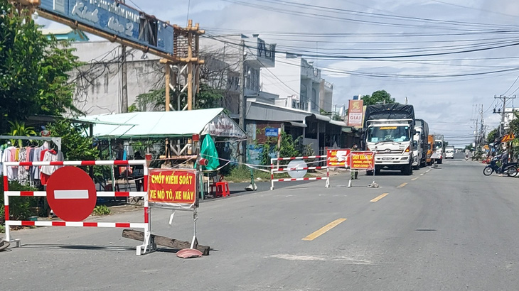 Kiểm soát đi lại vẫn mỗi nơi một kiểu - Ảnh 1.